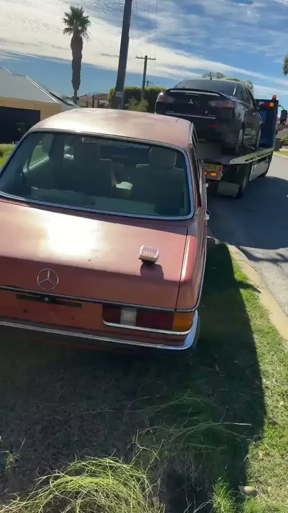 Recent car removal in Nollamara — 1980 Mercedes-Benz W123 280 E